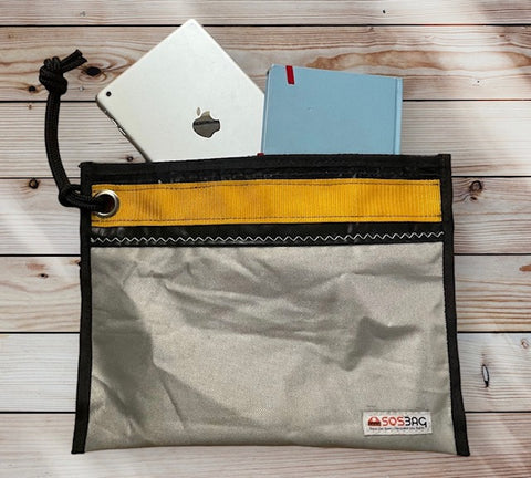 PORTADOCUMENTOS SOSTENIBLE TIPO CLUTCH LIGERO TRAVÉS. CABLES, IPAD, NECESERad o útilizalo de neceser.